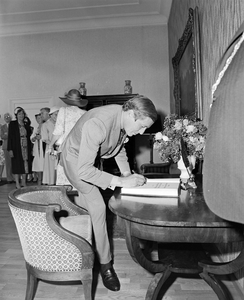 882654 Afbeelding van prins Claus die het gastenboek tekent in het Stadhuis (Stadhuisbrug 1), tijdens het bezoek van ...